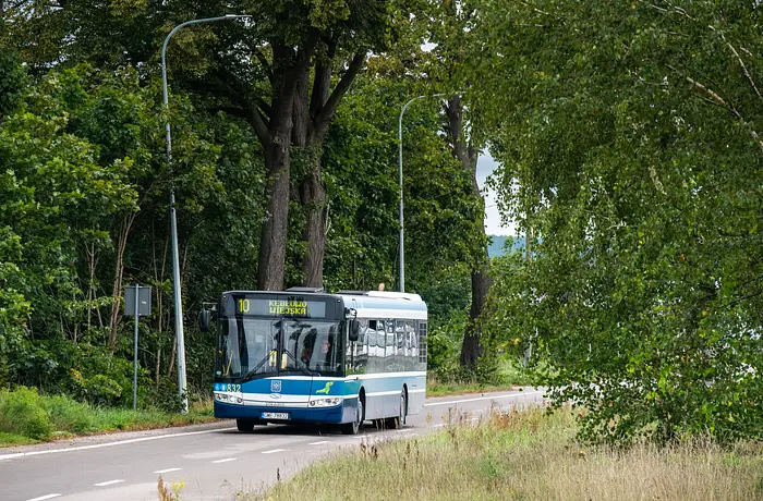 832